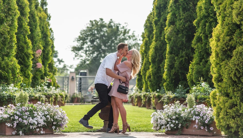 Man kisses woman after proposal in Botanic Gardens
