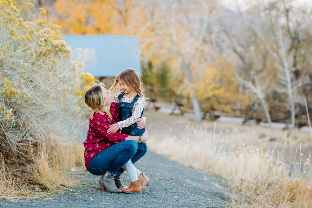 Colorado Fall Family Photo Tips | Mom and daughter smile with an autumnal background