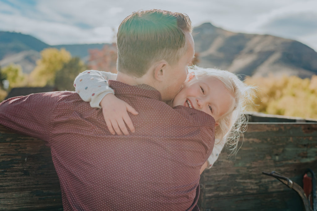 Colorado Fall Family Photo Tips | Dad and daughter smile with an autumnal mountain background