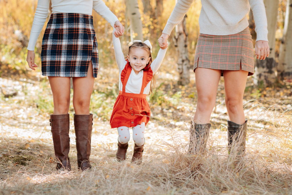 Colorado Fall Family Photo Tips | Family poses with a kid with a matching coordinated autumn outfit 