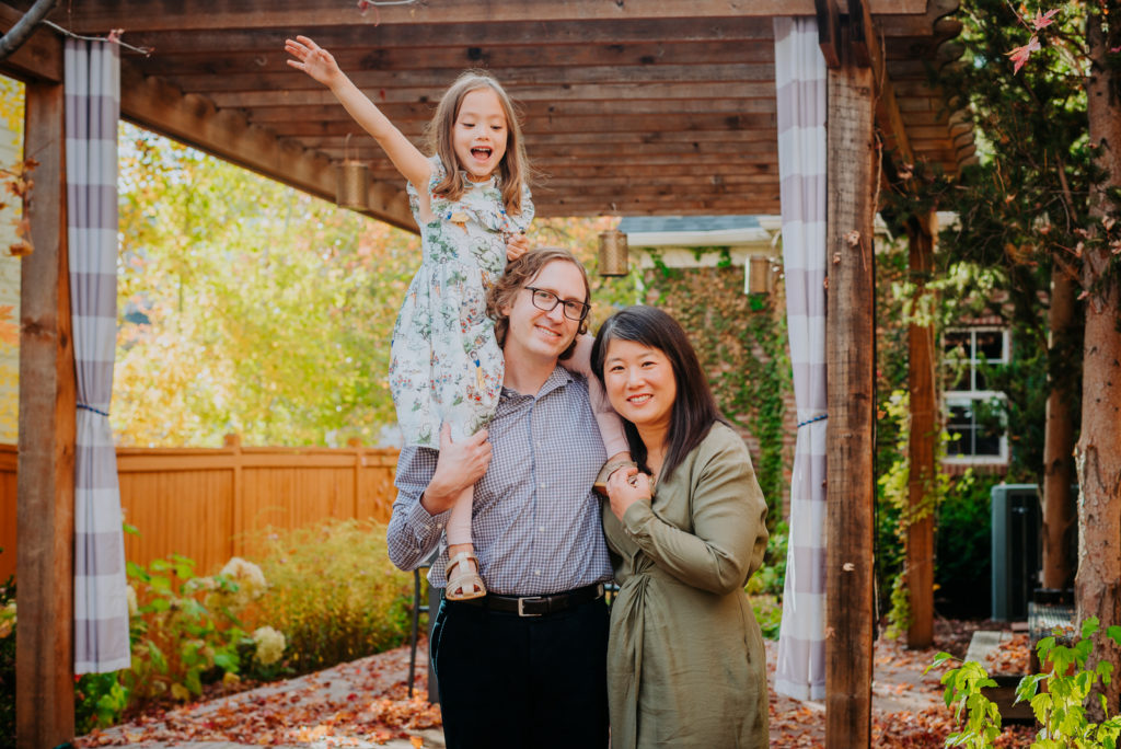 Colorado Fall Family Photo Tips | Family pose for an autumnal colors photo